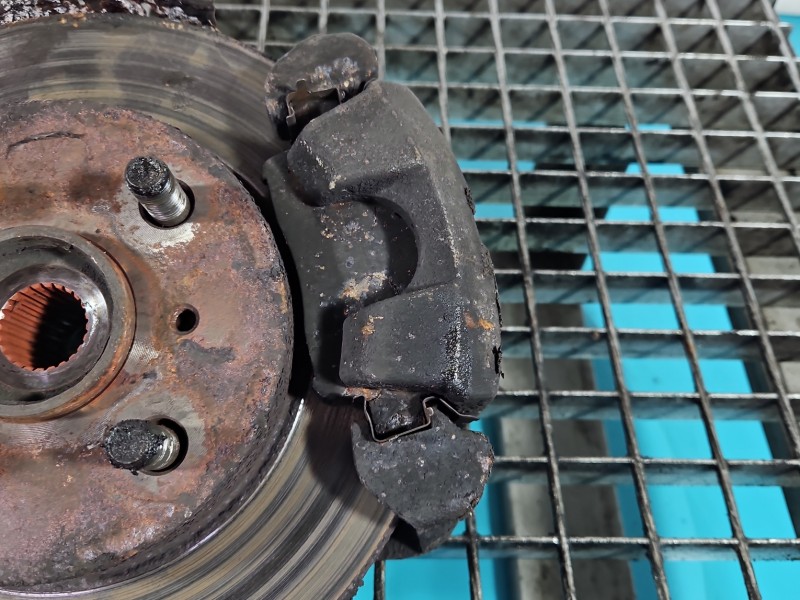 Zacisk przód prawy Toyota Yaris I 1.4 D4D