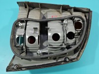 Lampa tył lewa Opel Vectra C sedan Producent części: OPEL, 02-05 POMARAŃCZOWY KIERUNEK SEDAN-HATCHBACK Z LISTWĄ ŻARÓWKOWĄ EUROPA