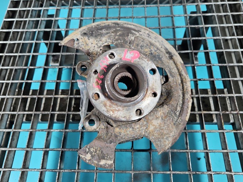 Zwrotnica lewa piasta przód 1.4 16V Renault Clio III Zwrotnica lewa piasta przód 1.4 16V Renault Clio III