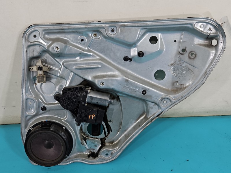 Podnośnik tył prawy Vw Passat B5 3B5839756C sedan