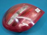 Lampa tył lewa Nissan Almera N16 HB HELLA 00-03 przed liftem hatchback Z LISTWĄ ŻARÓWKOWĄ EUROPA