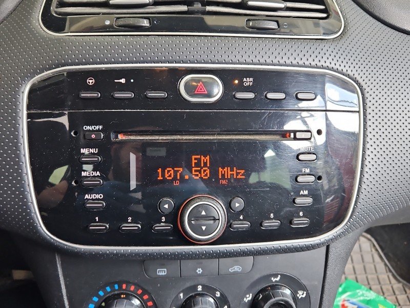 Radio fabryczne Fiat Punto EVO 09-12 7355014090, 28252883 radioodtwarzacz Radio fabryczne Fiat Punto EVO 09-12 7355014090, 28252883 radioodtwarzacz