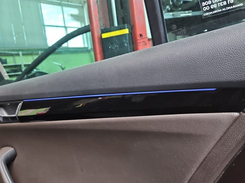 Tapicerka drzwi tył prawa boczek Skoda Superb III 3V9867024AM