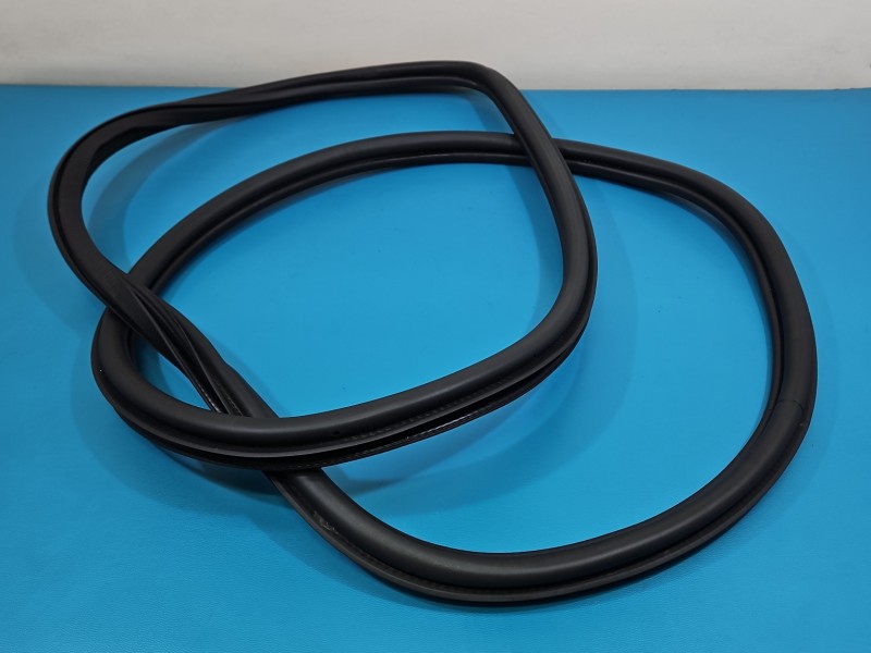 Uszczelka drzwi przód lewa Skoda Kamiq