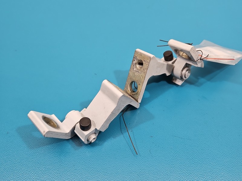 Zawias drzwi przód lewy Skoda Octavia IV