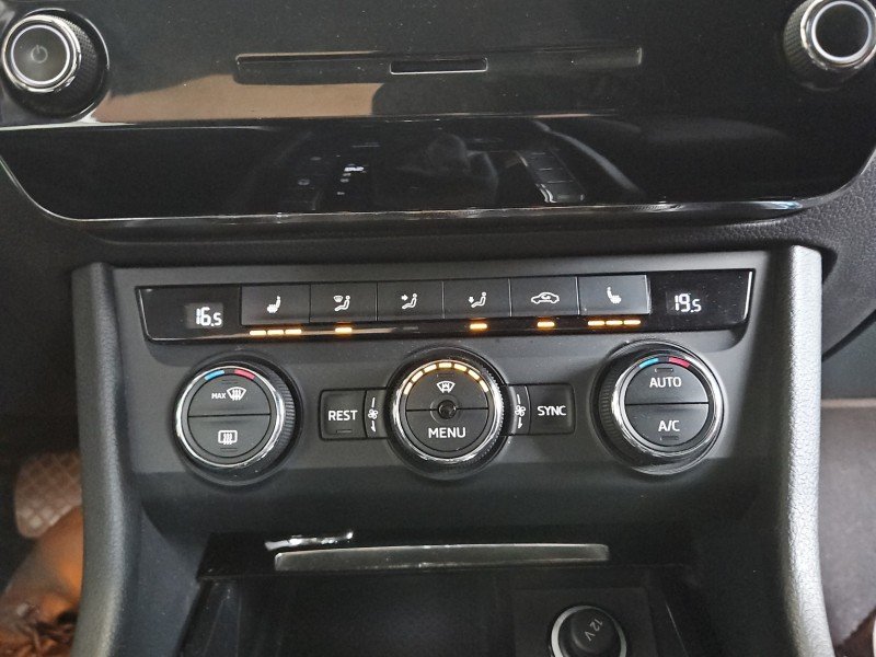 Konsola panel nawiewu Skoda Superb III 3V0907044EG