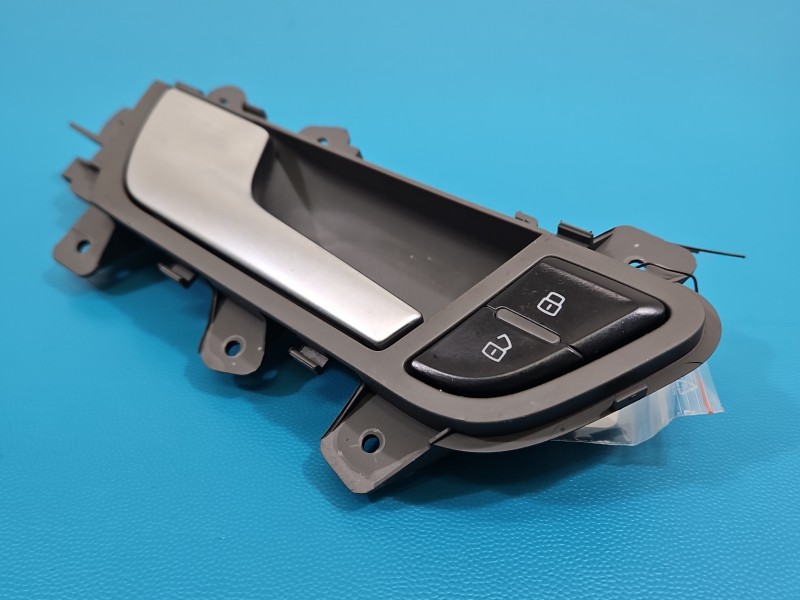 Klamka wewnętrzna przód lewa AUDI A4 B8 8K0837019F