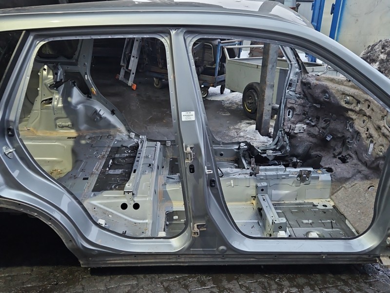 Próg prawy SŁUPEK ŚRODKOWY B Suzuki Vitara II 15- HB 5d srebrny zcd. C03