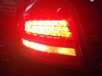 Lampa tył lewa AUDI A4 B8 kombi KOMBI AVANT pęknięty klosz Z LISTWĄ ŻARÓWKOWĄ EUROPA