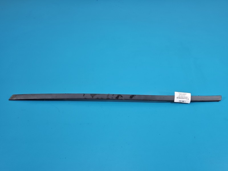 Listwa szyby czołowej prawa przedniej VOLVO V70 III 31214493