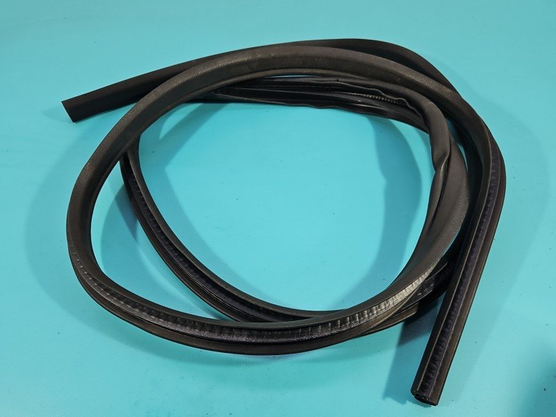 Uszczelka drzwi przód prawa Ford Kuga Mk1 08-13 Uszczelka drzwi przód prawa Ford Kuga Mk1 08-13