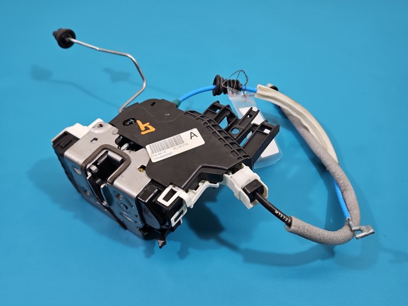 Zamek tył lewy A2047302735 MERCEDES W176 Mercedes, 4pin