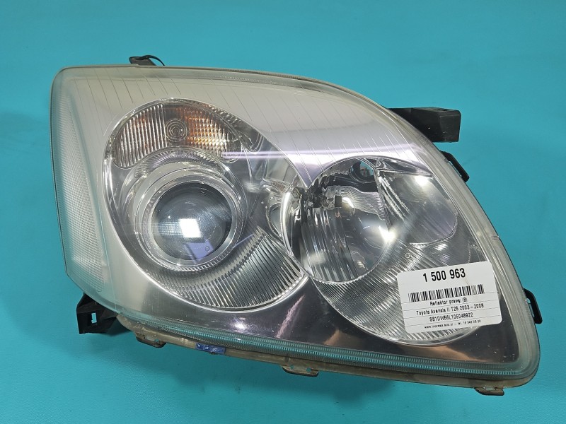 Reflektor prawy lampa przód Toyota Avensis II T25 EUROPA
