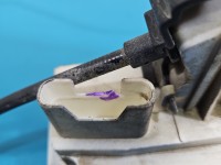 Zamek przód prawy 1697202835 Mercedes W245 EUROPA 4pin. Uszkodzone zaczepy trzymające wtyczke