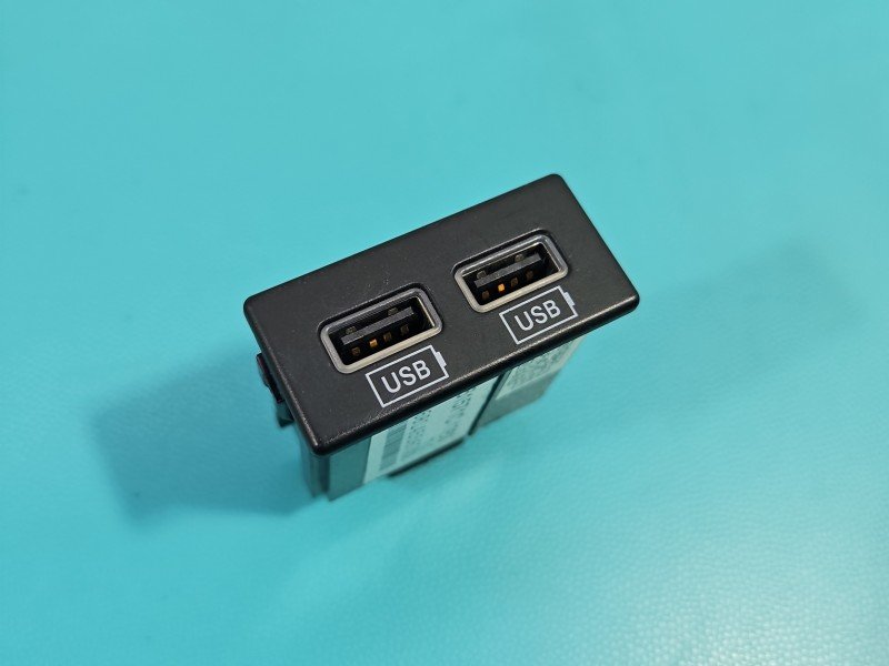 Gniazdo USB Jeep Grand Cherokee IV WK2 68145567AA