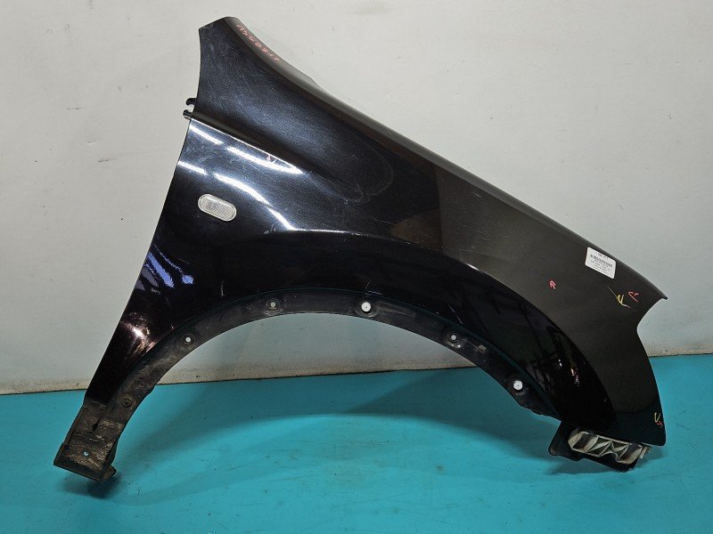 Błotnik przód prawy Nissan Qashqai I J10 06-13 czarny Z11G