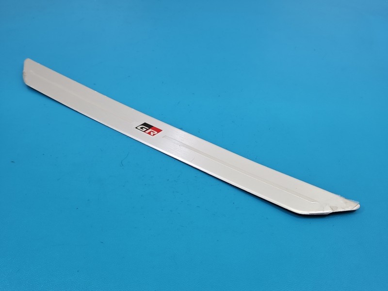 Listwa dekor deski Toyota C-HR I 16-23 67913-YY470 LEWY PRZÓD (49 CM)