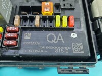 Skrzynka bezpieczników Opel Astra IV J 13302309, 1110008AA