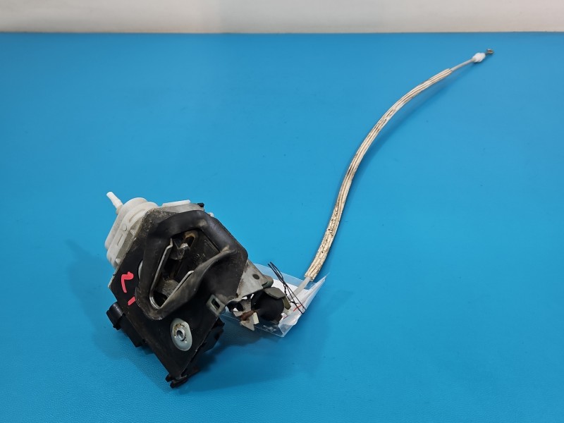 Zamek przód lewy Audi A4 B5 EUROPA Producent części: Audi, 3pin