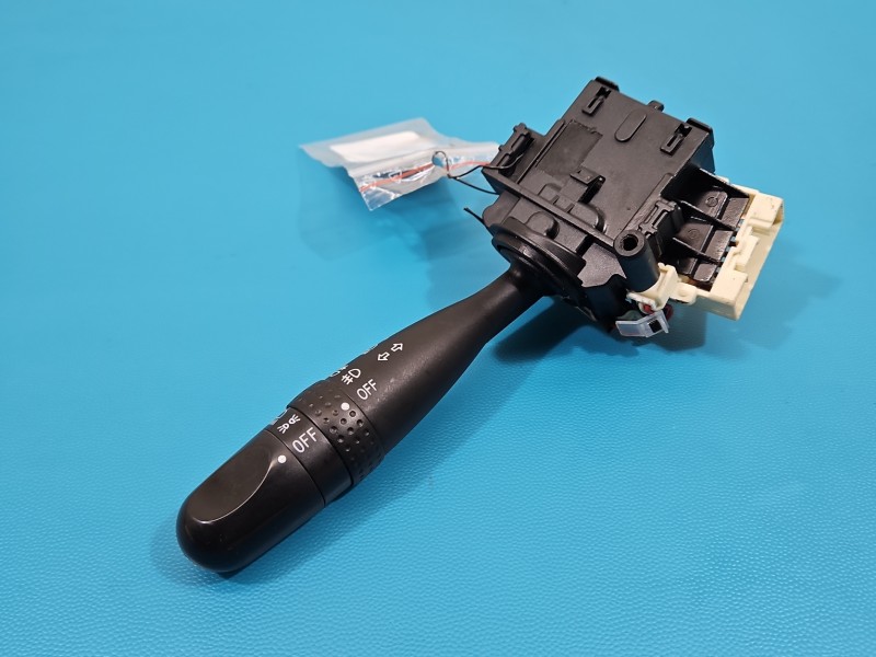 Przełącznik kierunkowskazów świateł Toyota Yaris I