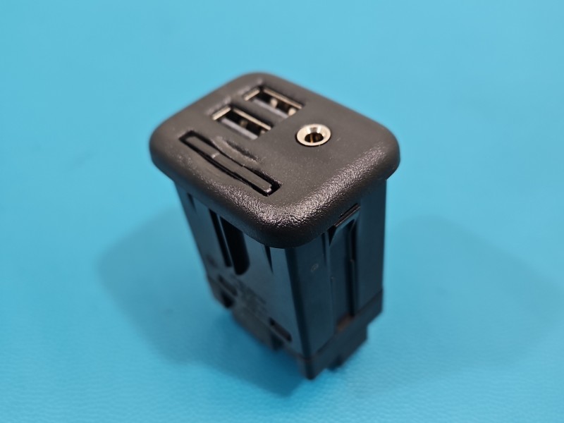 Gniazdo USB Opel Insignia B 13526854