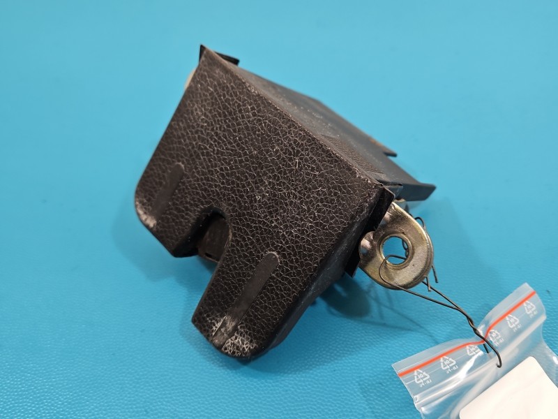 Zamek klapy tył Vw Passat B7 kombi 4piny 5K0827505A