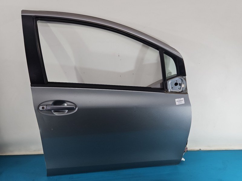 DRZWI PRZÓD PRAWE PASAŻERA Toyota Yaris II 5d srebrny 1F8 DRZWI PRZÓD PRAWE PASAŻERA Toyota Yaris II 5d srebrny 1F8