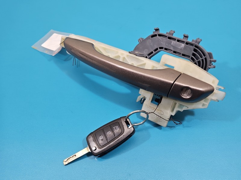 Klamka przód lewa zewnętrzna Hyundai I30 III 16- 93200-03100