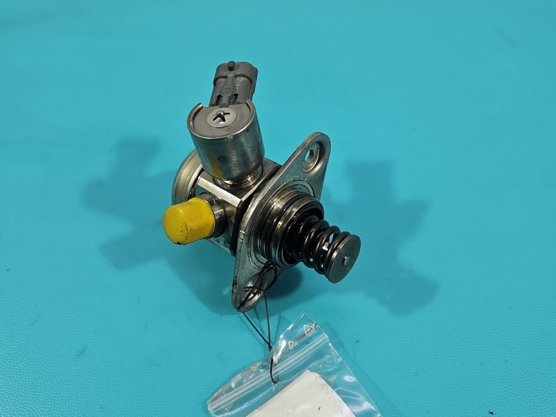 pompka Pompa paliwa Volvo V40 II 12- 1.6 T3 (B4164) 0261520140, 3003825117 Producent części: Volvo, 2 PIN, BM5G-9D376-BB