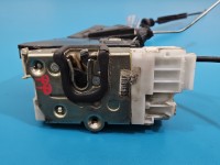 Zamek przód prawy 1697202835 Mercedes W245 EUROPA 4pin. Uszkodzone zaczepy trzymające wtyczke