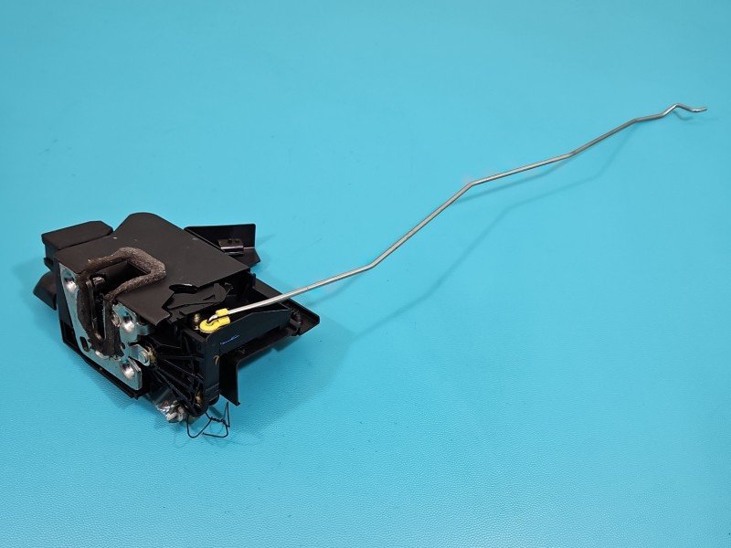 Zamek przód lewy 805035308RB Dacia Sandero III 20- EUROPA Producent części: Dacia, 2pin