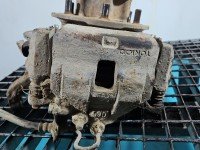 Zacisk przód lewy Mitsubishi L200 2.5d