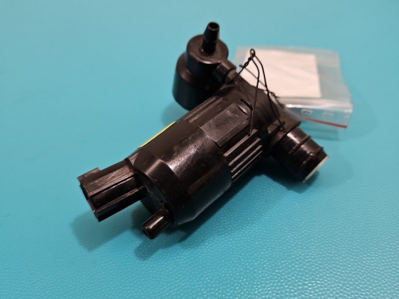 Pompka spryskiwacza Ford Mondeo Mk5 DV61-17664-AA Pompka spryskiwacza Ford Mondeo Mk5 DV61-17664-AA