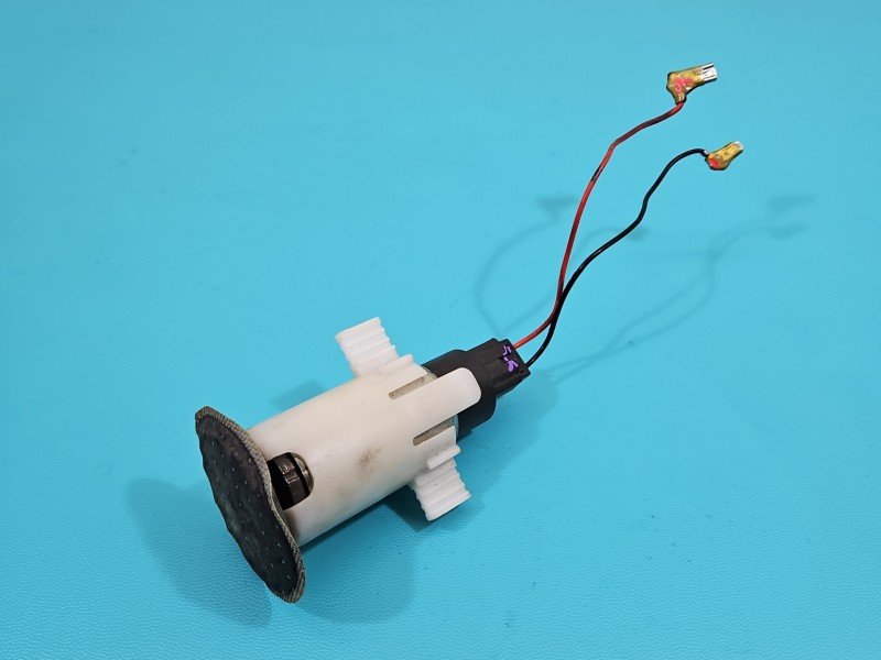 pompka Pompa paliwa Land rover Freelander I 1.8 16V Uszkodzone zapięcie trzymające wtyczke . 2 PIN pompka Pompa paliwa Land rover Freelander I 1.8 16V Uszkodzone zapięcie trzymające wtyczke . 2 PIN