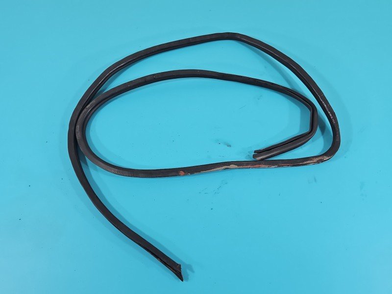 Uszczelka drzwi przód lewa Peugeot 305 Uszczelka drzwi przód lewa Peugeot 305