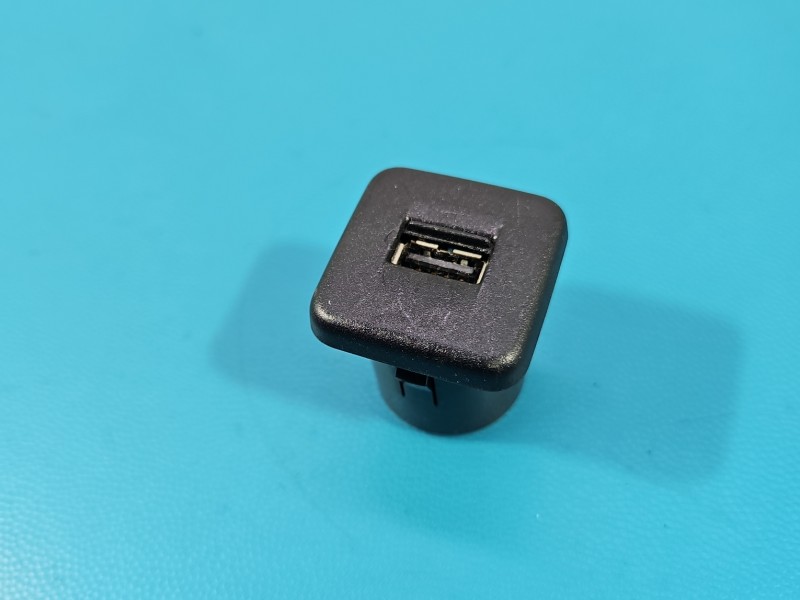 Gniazdo USB Suzuki Sx4 S-Cross 13-21