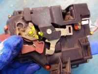 Zamek przód prawy 4E1837016 Audi A3 8P EUROPA Producent części: Audi, 7 pin BRAK CIĘGNA WIDOCZNEGO NA ZDJ.