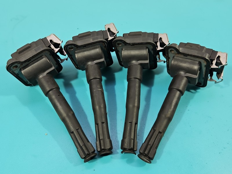 Cewka zapłonowa Audi A8 D2 058905105 4.2 V8 Producent części: Audi, Europejska, 4szt. Uszkodzona osłona gumowa na jednej cewce