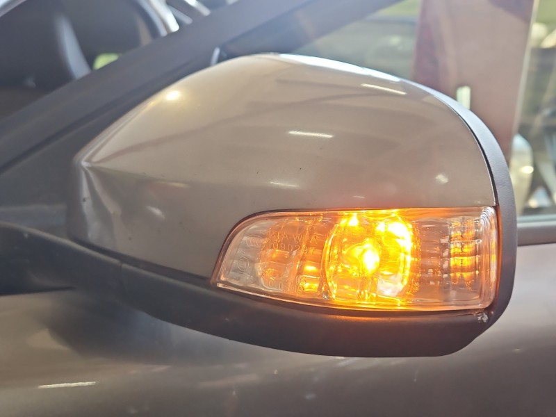 Lusterko lewe VOLVO V70 III 8pin, rysy na obudowie. Dwie rysy na szkle o długości dwóch centymetrów 472-46 europa