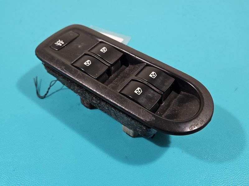 Przełącznik szyb Renault Scenic II Waga produktu z opakowaniem jednostkowym: 3 kg, IMPRK1402537, Europejska, 4x szyba EU