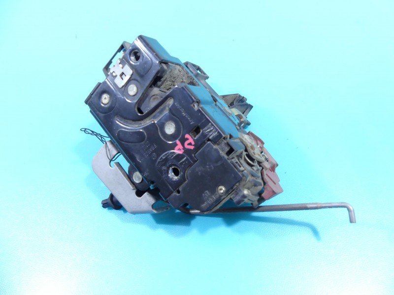 Zamek przód prawy 4E1837016 Audi A3 8P EUROPA Producent części: Audi, 7 pin BRAK CIĘGNA WIDOCZNEGO NA ZDJ.