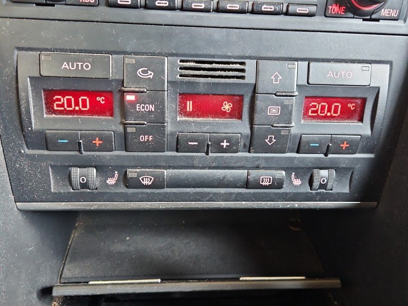 Konsola panel nawiewu Audi A4 B7 8E0820043AK