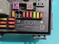 Skrzynka bezpieczników Opel Astra IV J 39065971, 1110237AA