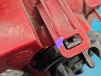 Lampa tył lewa Peugeot, Uszkodzone dwa zaczepy trzymający wkład. Peugeot 5008 HB