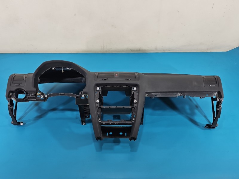 Deska rozdzielcza airbag pasażera kokpit Skoda Octavia II