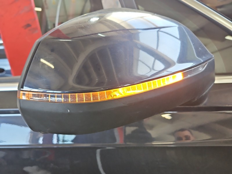 Lusterko prawe AUDI Q7 II 4M Europa / Lakier:LC5M / 15pin + kamera / Pęknięty kierunkowskaz / wkład lusterka ociera o...
