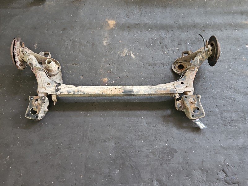 Tylna belka oś tył Audi A3 8L 1.8 T Tylna belka oś tył Audi A3 8L 1.8 T