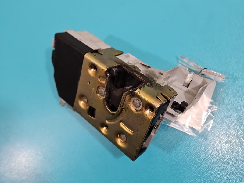 Zamek przód lewy Peugeot 307 EUROPA Peugeot, 6 pin