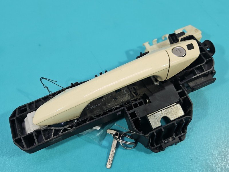 Klamka przód lewa zewnętrzna Mercedes W212 A2047601534