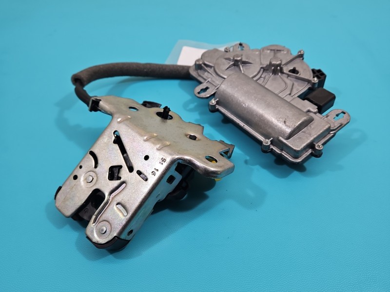 Zamek klapy tył 4M0827506D, 5TA827887A Skoda Superb III kombi 5+4pin wraz z dociągiem klapy